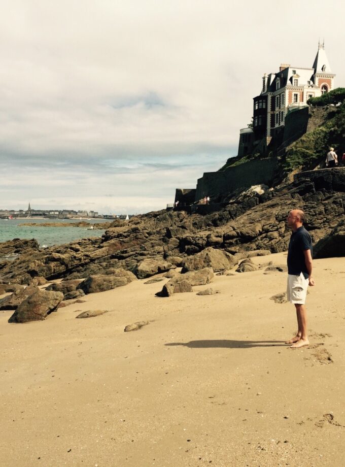 Plage a Dinard anime, levendig strand bij Dinard